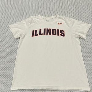 White T shirt with Illinois writing on the front